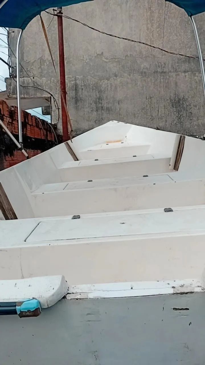 Lancha Rápida, 5 Metros, casco duplo, com capota e âncora.