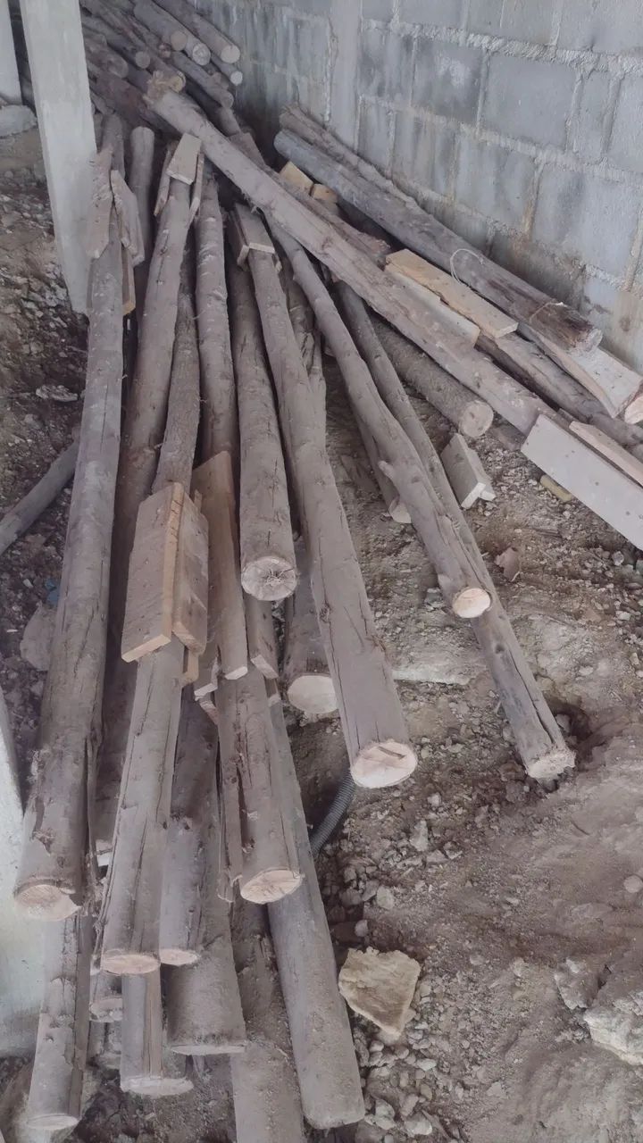 Vendo lote de ESCORAS DE MADEIRA PARA OBRA tamanho 2 e 3 metros