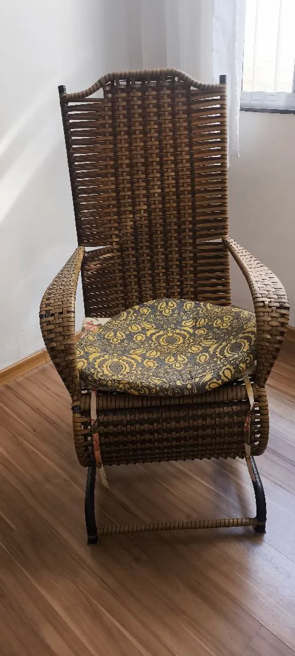 Cadeira de balanço em vime com almofada floral