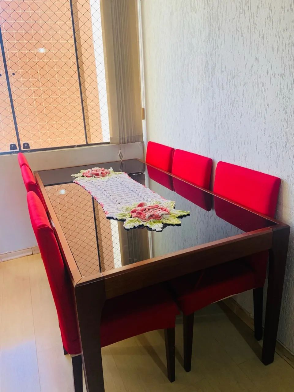 Mesa de Jantar de Madeira com Tampo de Vidro