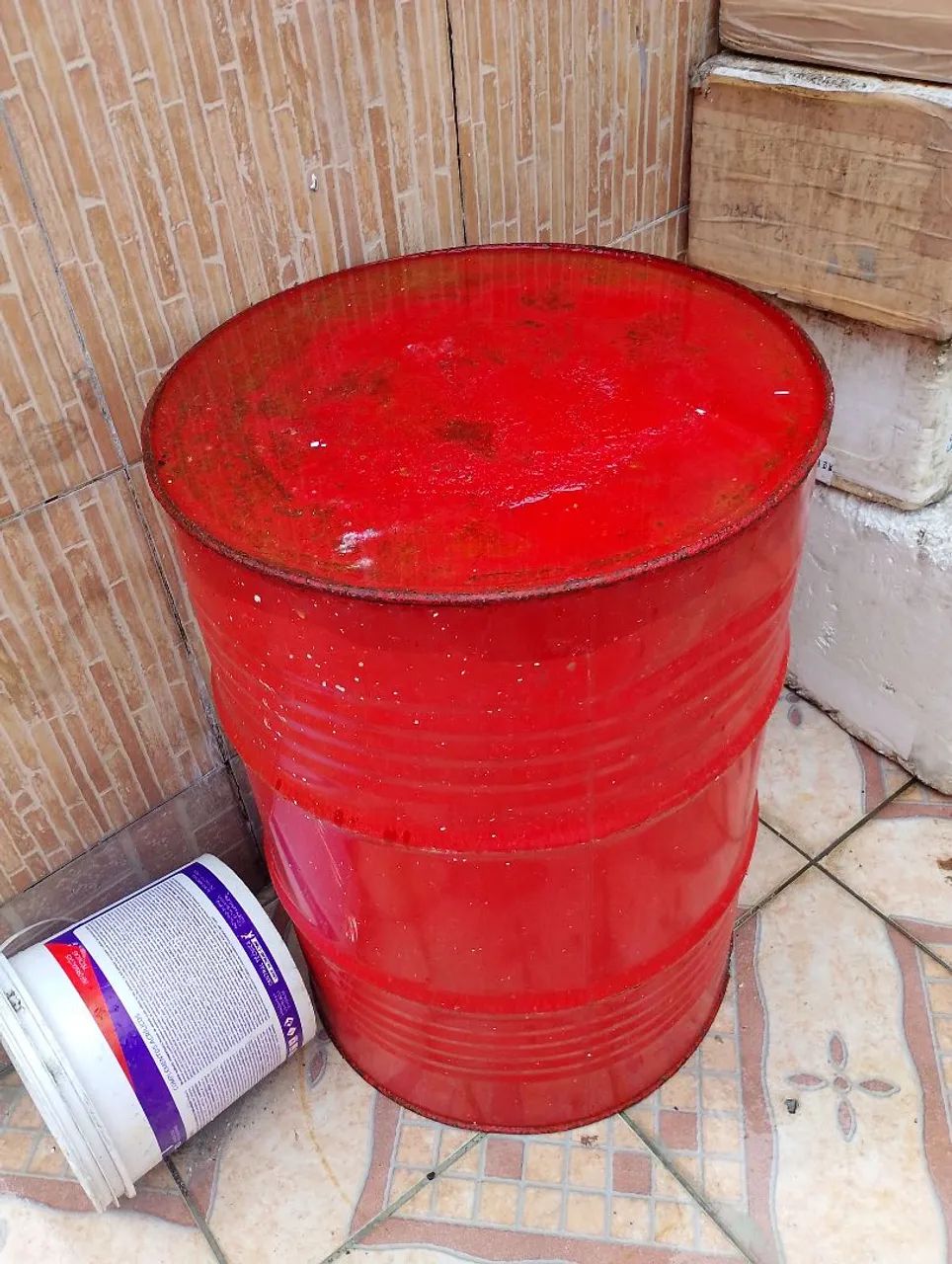 Tambor de metal vermelho