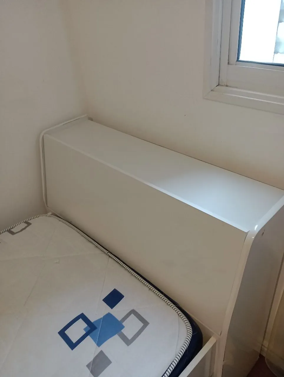 Cama solteiro com cama auxiliar e cabeceira Integrada