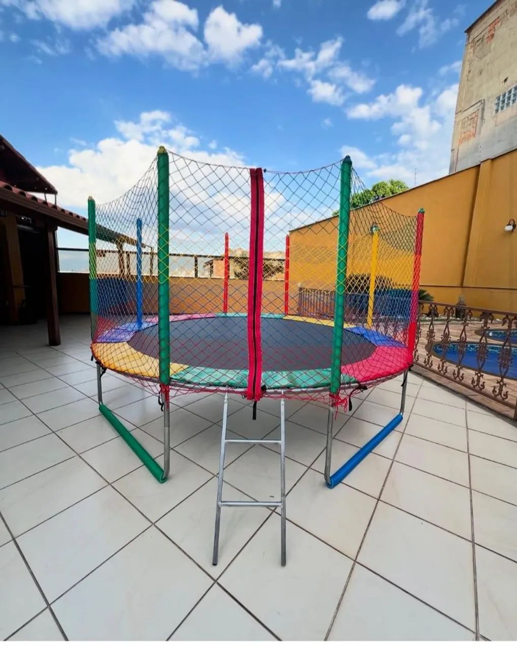 Alugo Cama Elástica Infantil com Rede de Proteção piscina de bolinhas e cavalinhos