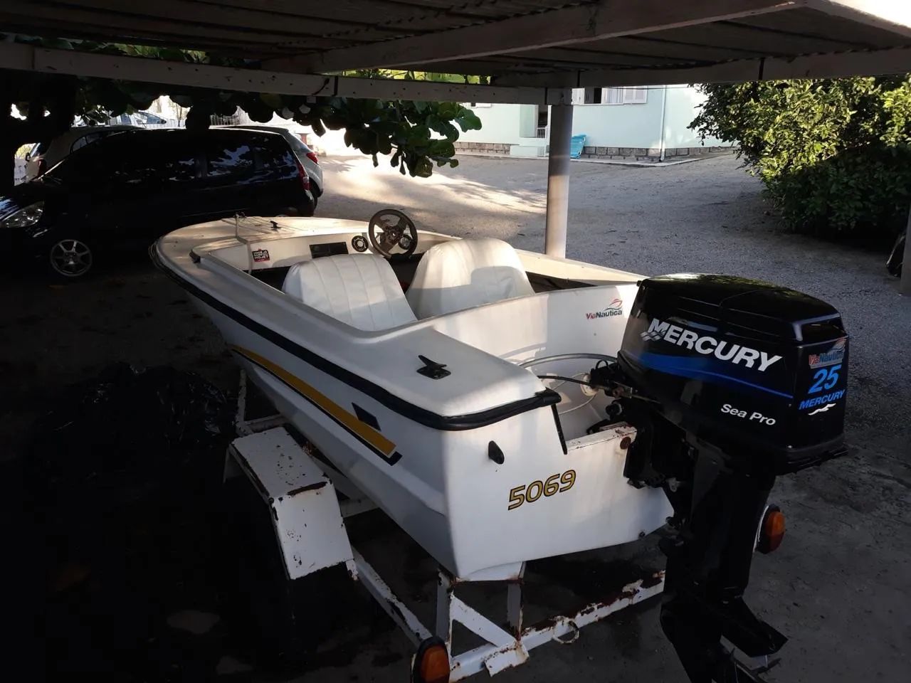 Vendo lancha com motor 