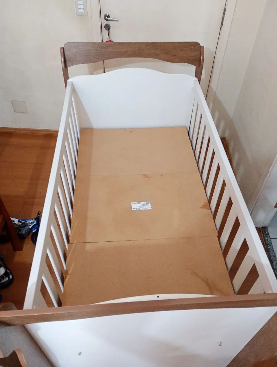 Berço branco e amadeirado seminovo - Foto 4
