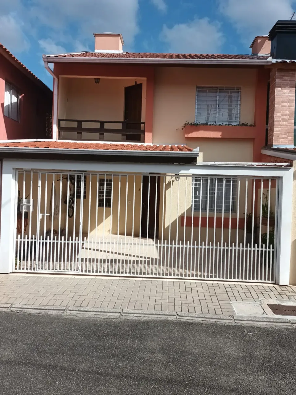 Sobrado em condomínio fechado com 3 quartos em Xaxim - Curitiba - PR