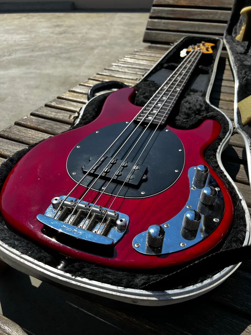 Music Man Stingray 4 EQ (1998) + Case - Instrumentos musicais