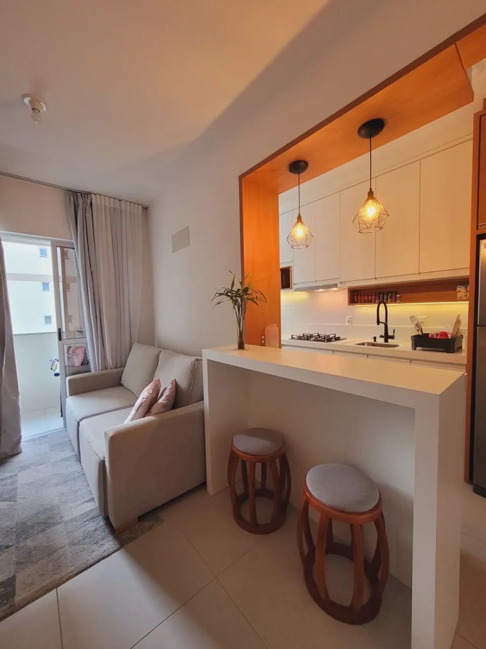 Apartamento 2 dormitórios, garagem coberta, hobby box e semi mobiliado - Foto 3