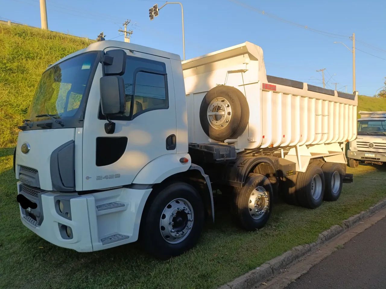 Ford cargo 2429 bitruck ano 2013 basculante completo