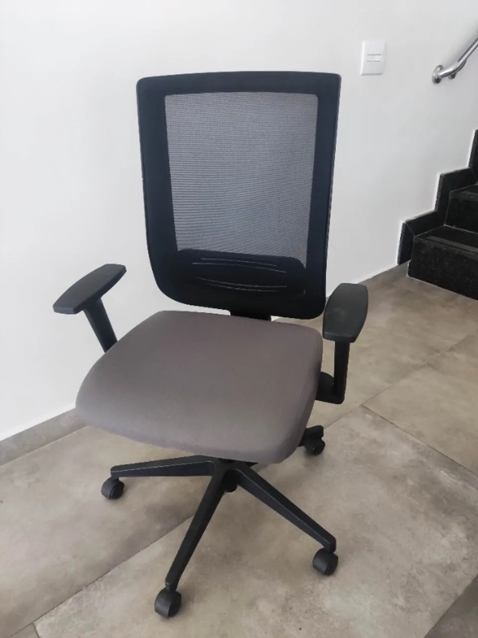 Cadeira Tecnoflex ergonômica giratória reclinável com regulagem de altura em Goiânia