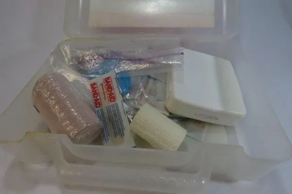 MALETA PLÁSTICA de PRIMEIROS SOCORROS da JOHNSON & JOHNSON, contendo itens em seu interior - Foto 2