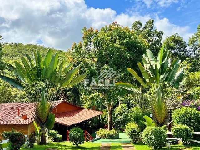 Chácara Alto Padrão 18.000m² | 3 Suítes | Córrego + Tanques | Completa