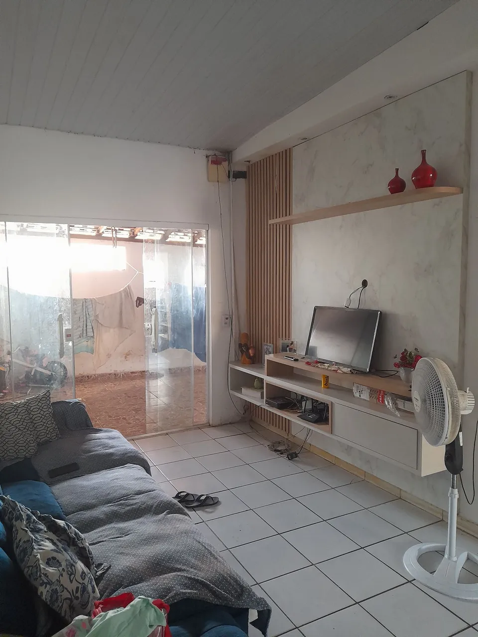 Alugo casa no turu ,dois quartos ,sendo um suíte, cozinha mobiliada ,sala mobiliada