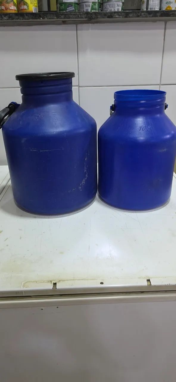2 latões de plástico azul para comércio