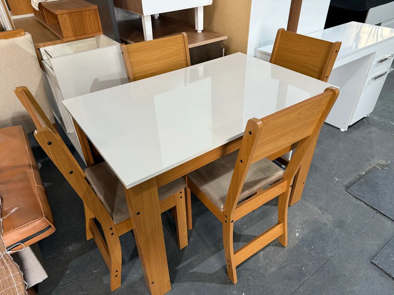 Mesa com 4 cadeiras - entregamos hoje 