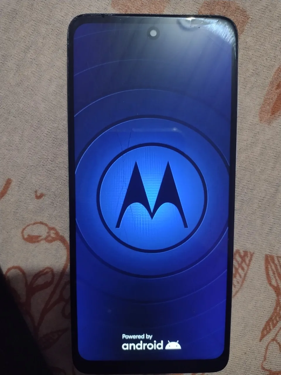 Celular funcionando perfeitamente, só com alguns trincados na tela.