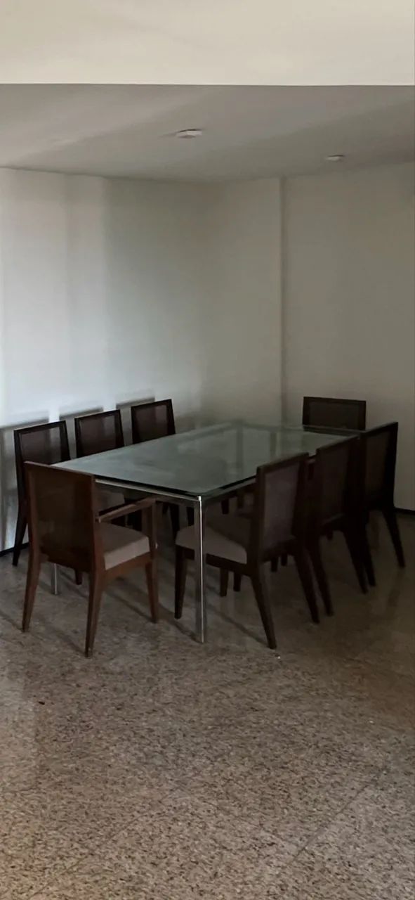 Vendo mesa c 8 cadeiras 