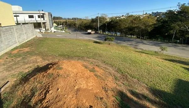 Terreno de esquina - 548m2 com vista permanente para bosque e lago - Foto 2