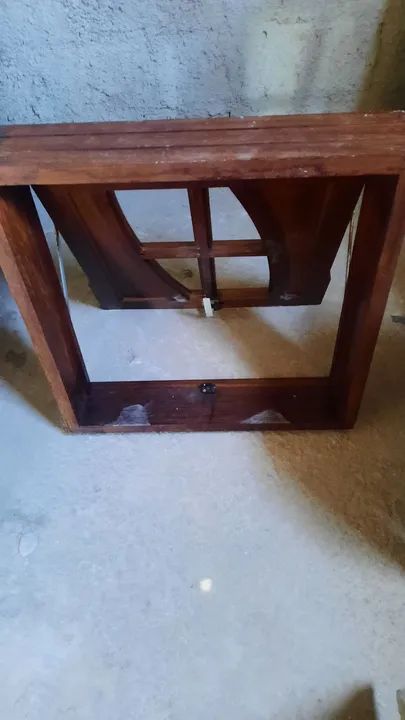 Janela de madeira em ótimo estado  60x60