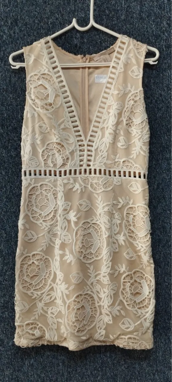 Vestido bege com bordado floral forever 21