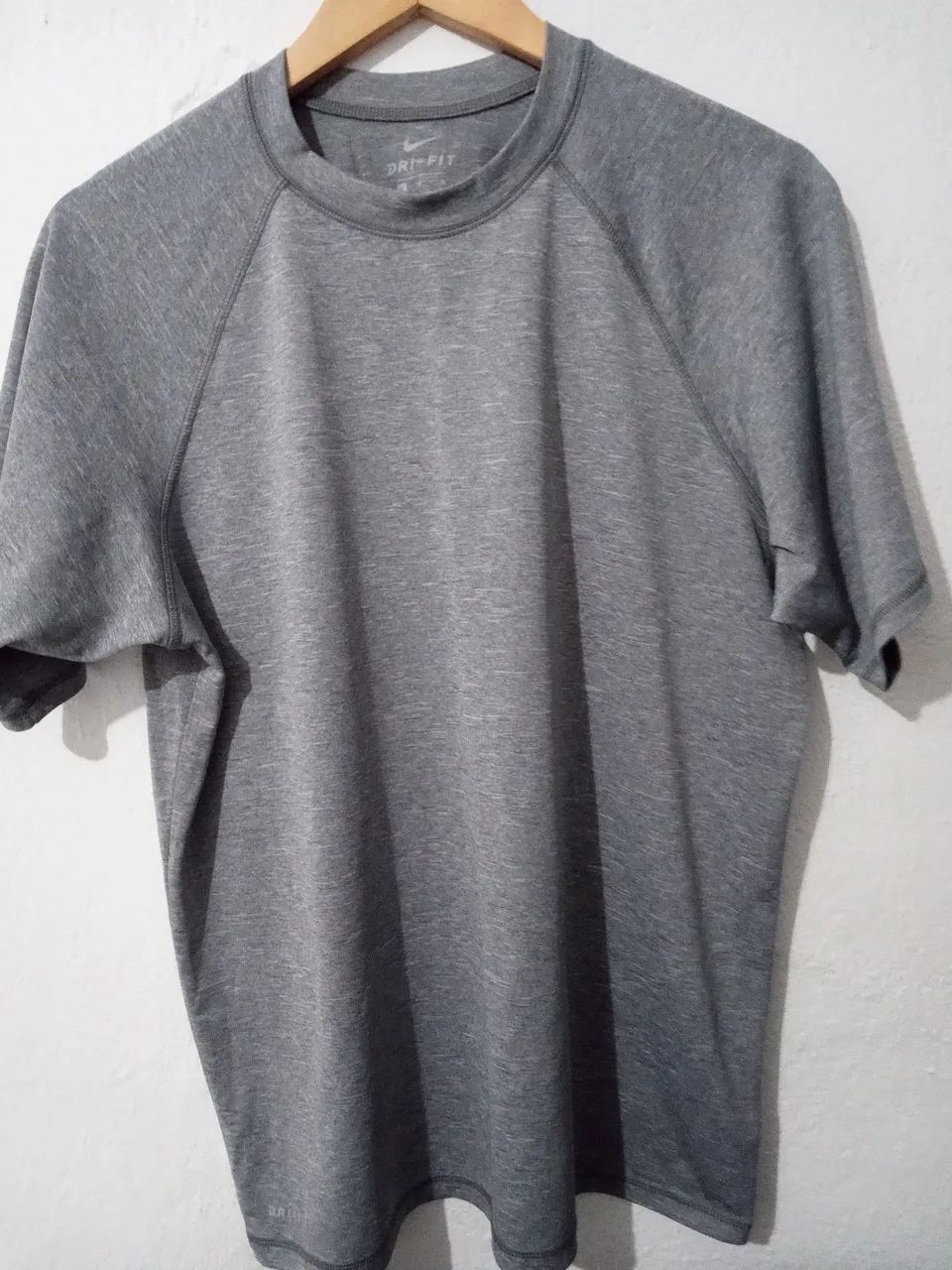 Camisas Nike  branca e cinza, Adidas  - Foto 3