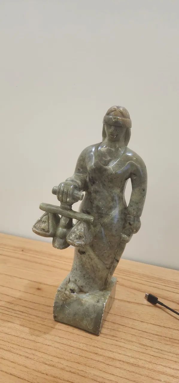 Escultura de Deusa da Justiça em Pedra Sabão