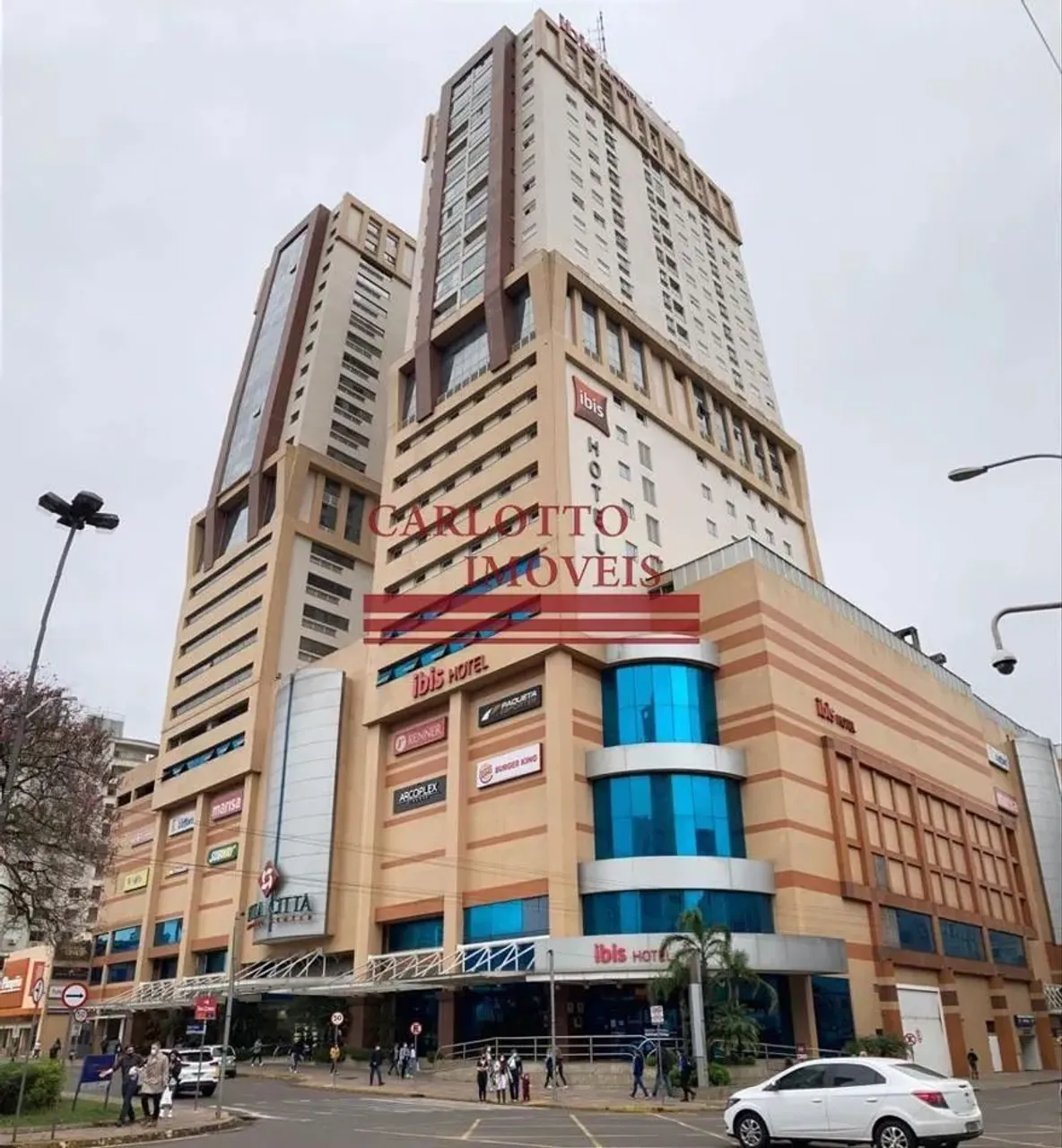 Apartamento com 02 suítes, sacada com churrasqueira, vaga de garagem na Avenida Brasil