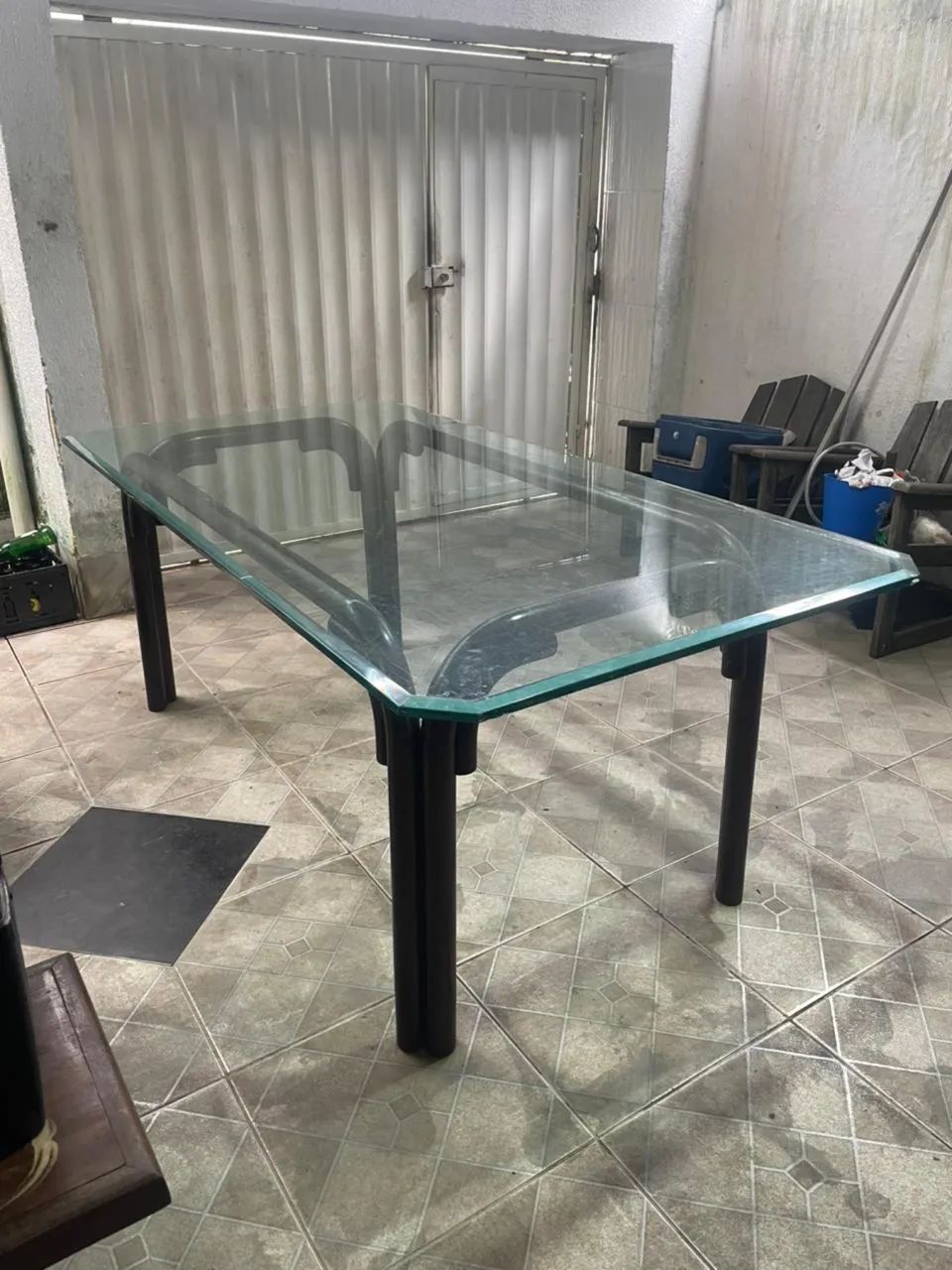 Mesa de vidro com pés de madeira com 6 cadeiras 