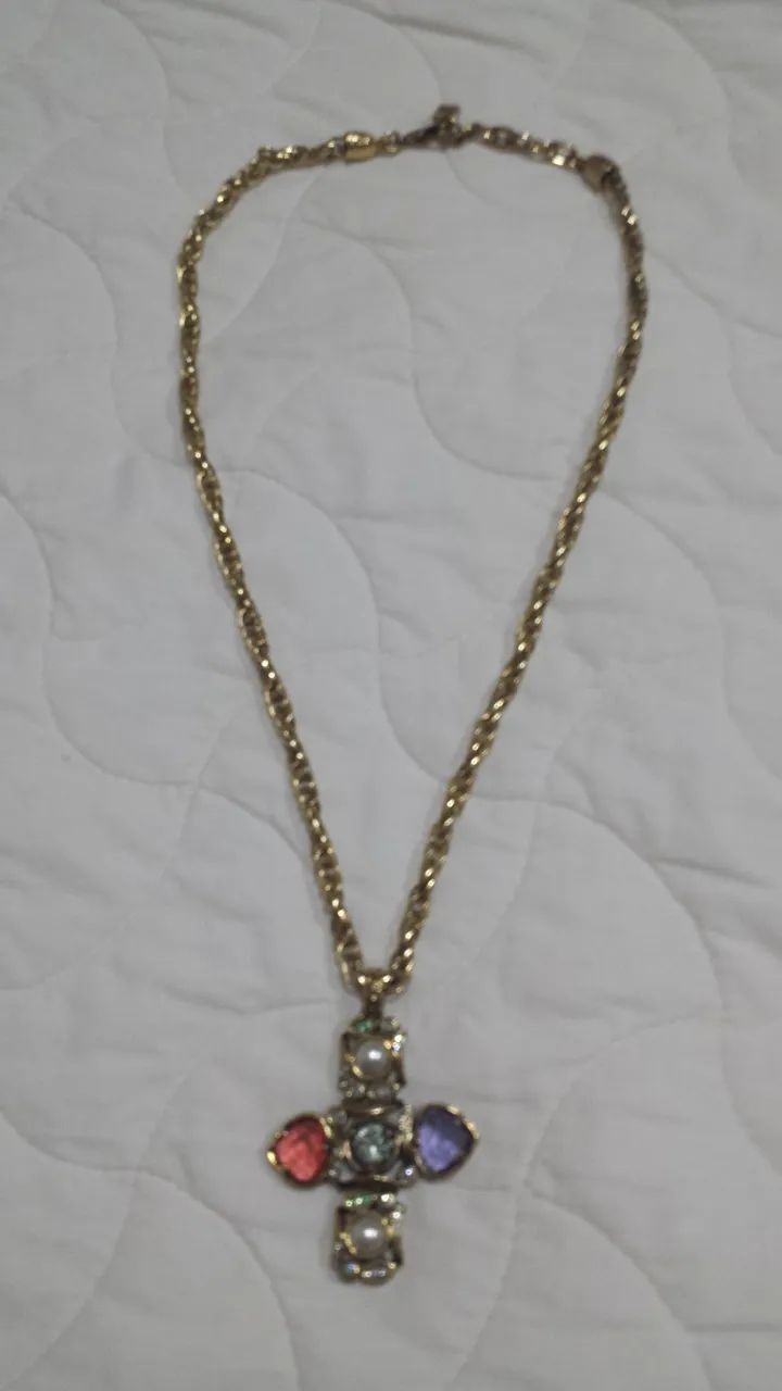 Colar Camila Klein - Pingente crucifixo com pedras.