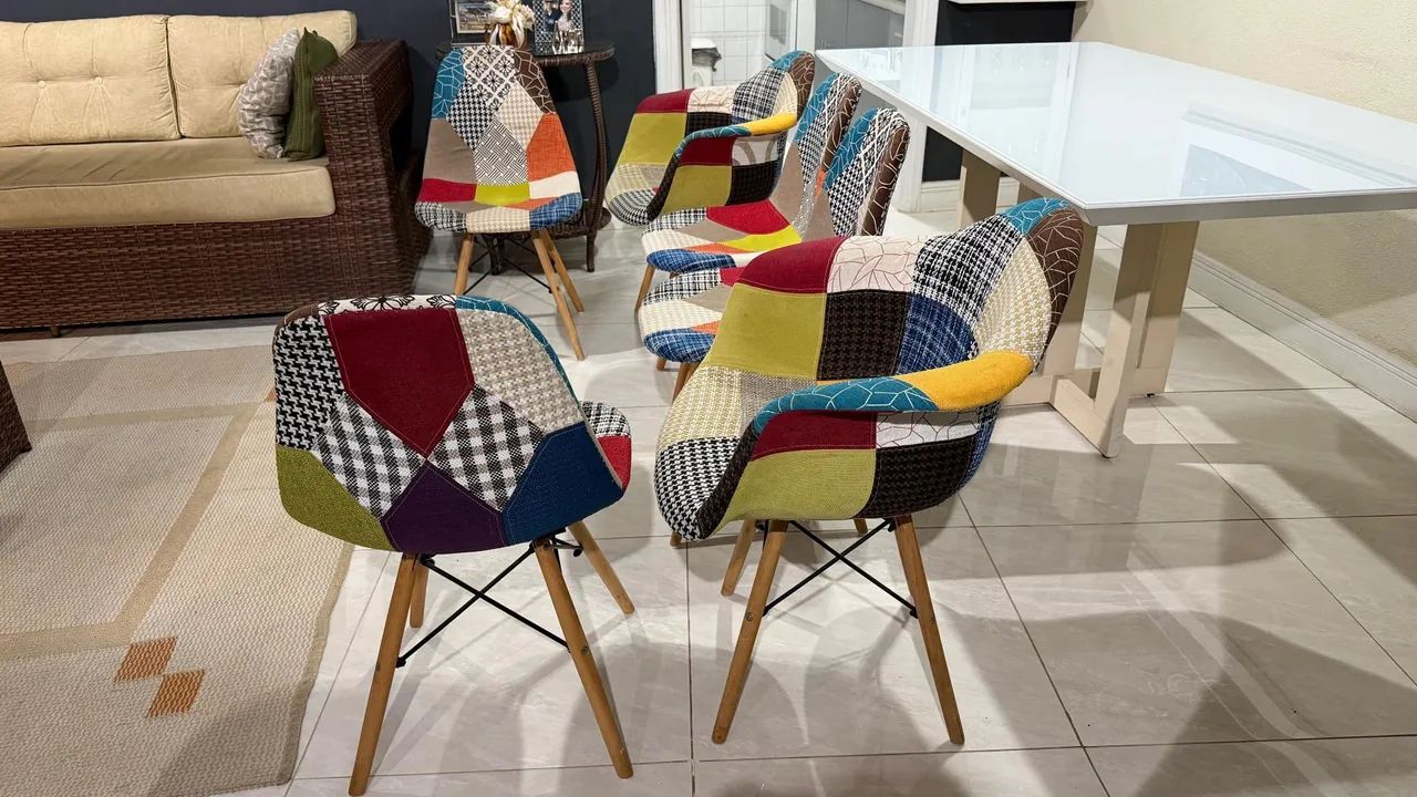 Mesa de Jantar com 6 Cadeiras Charles Eames Patchwork - Semi Nova - Lindas - Ótimo Preço  - Foto 5