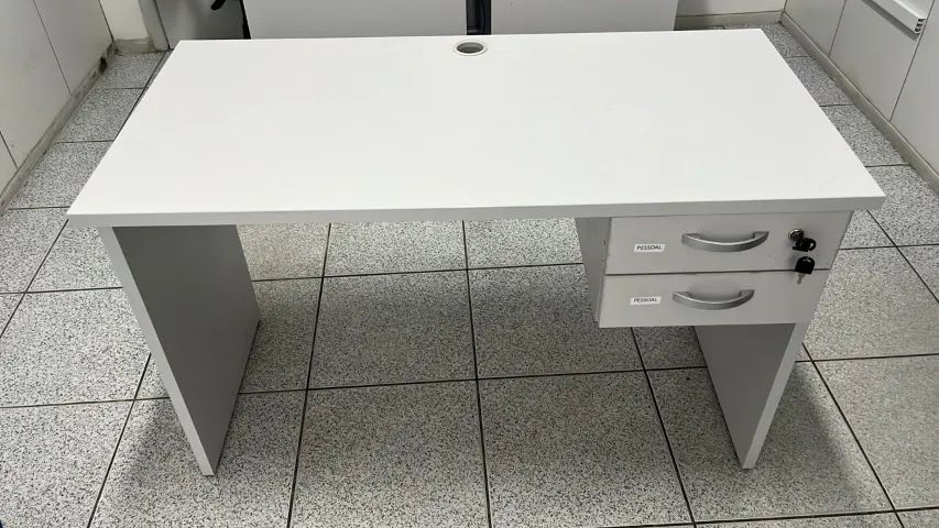Conjunto mesas e cadeiras escritório