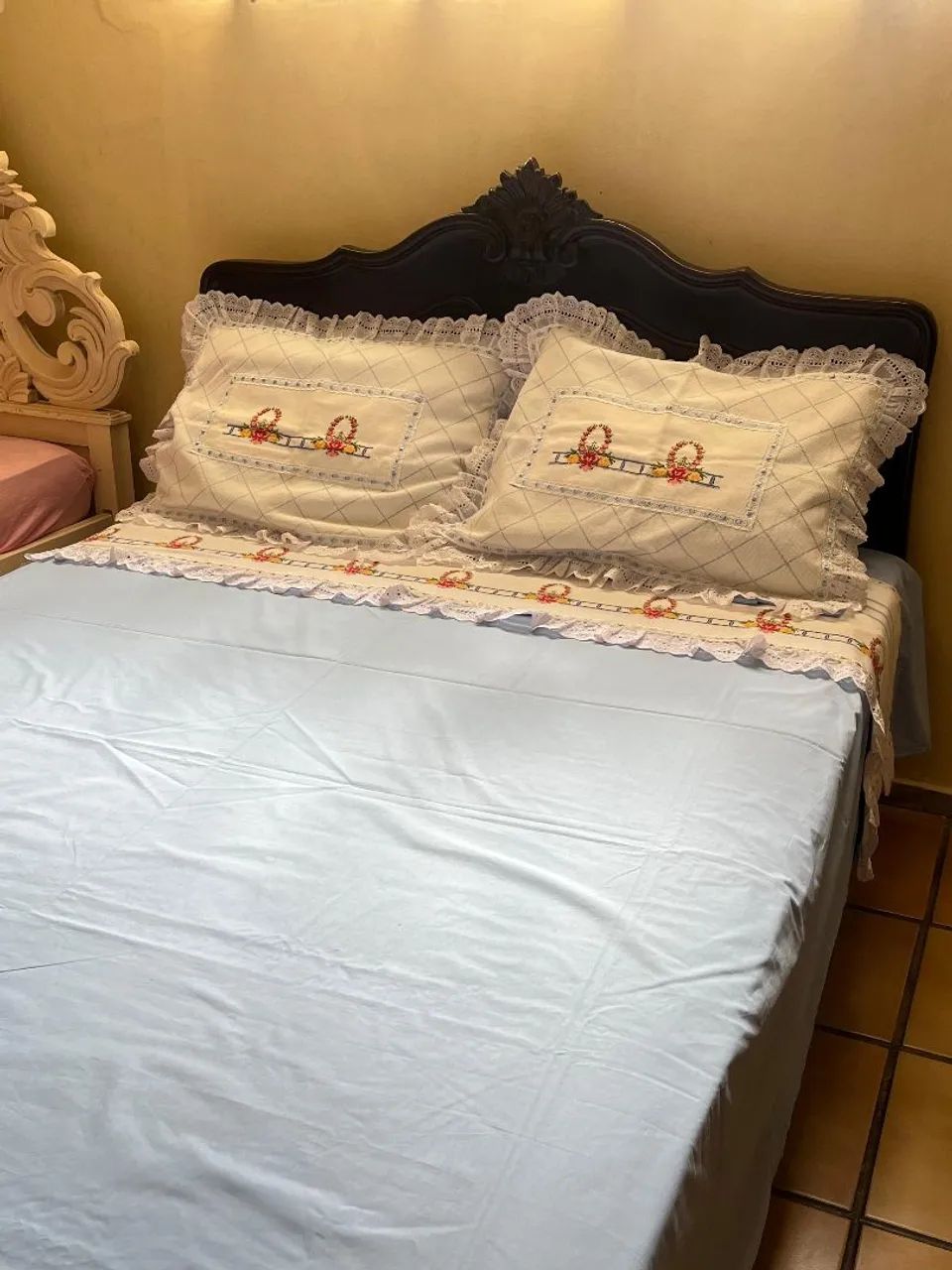 Cama Artesanal Clássica em Madeira Maciça