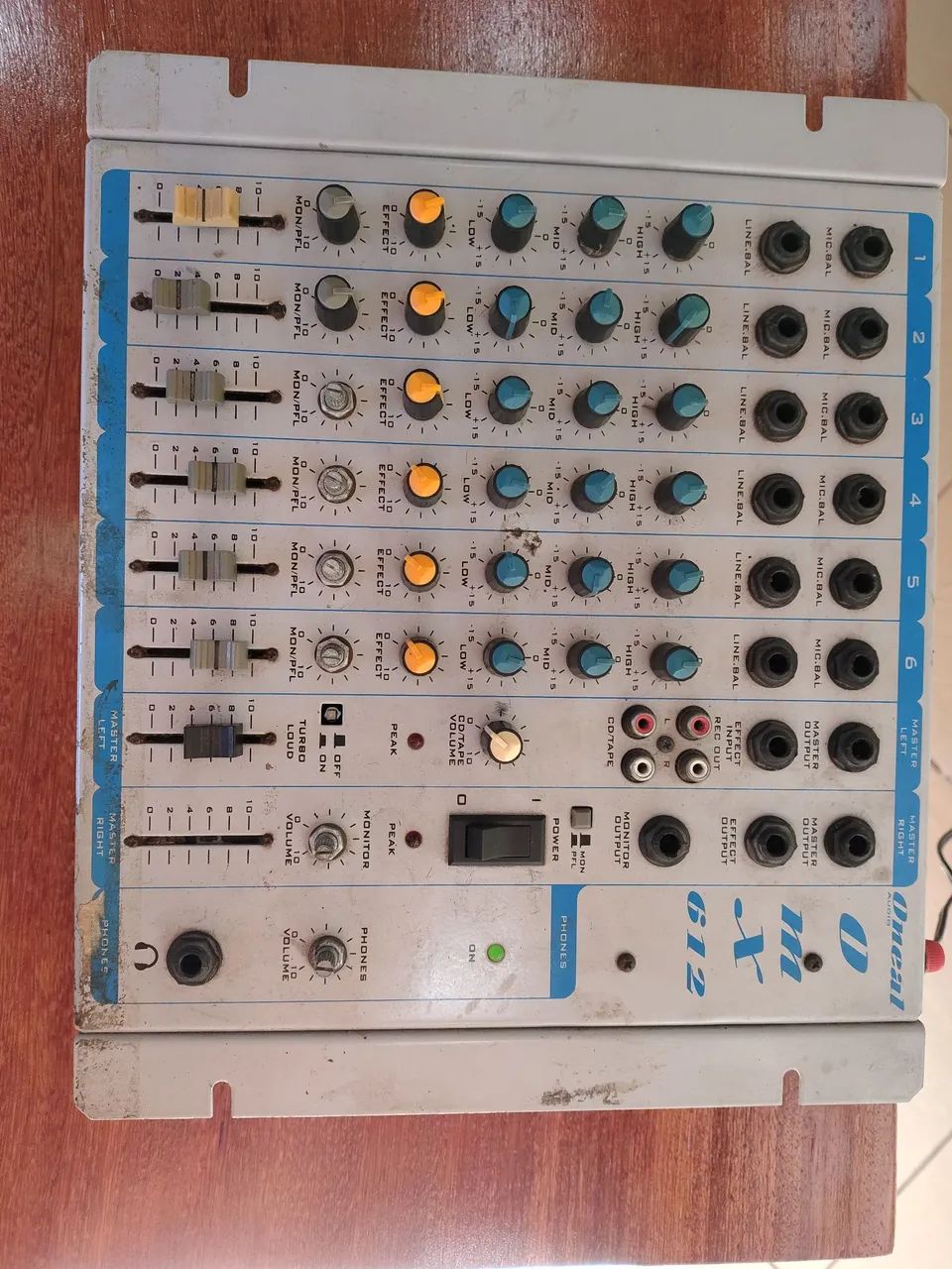 Mesa de som ONEAL OMX 612 110/230 volts na chave seletora