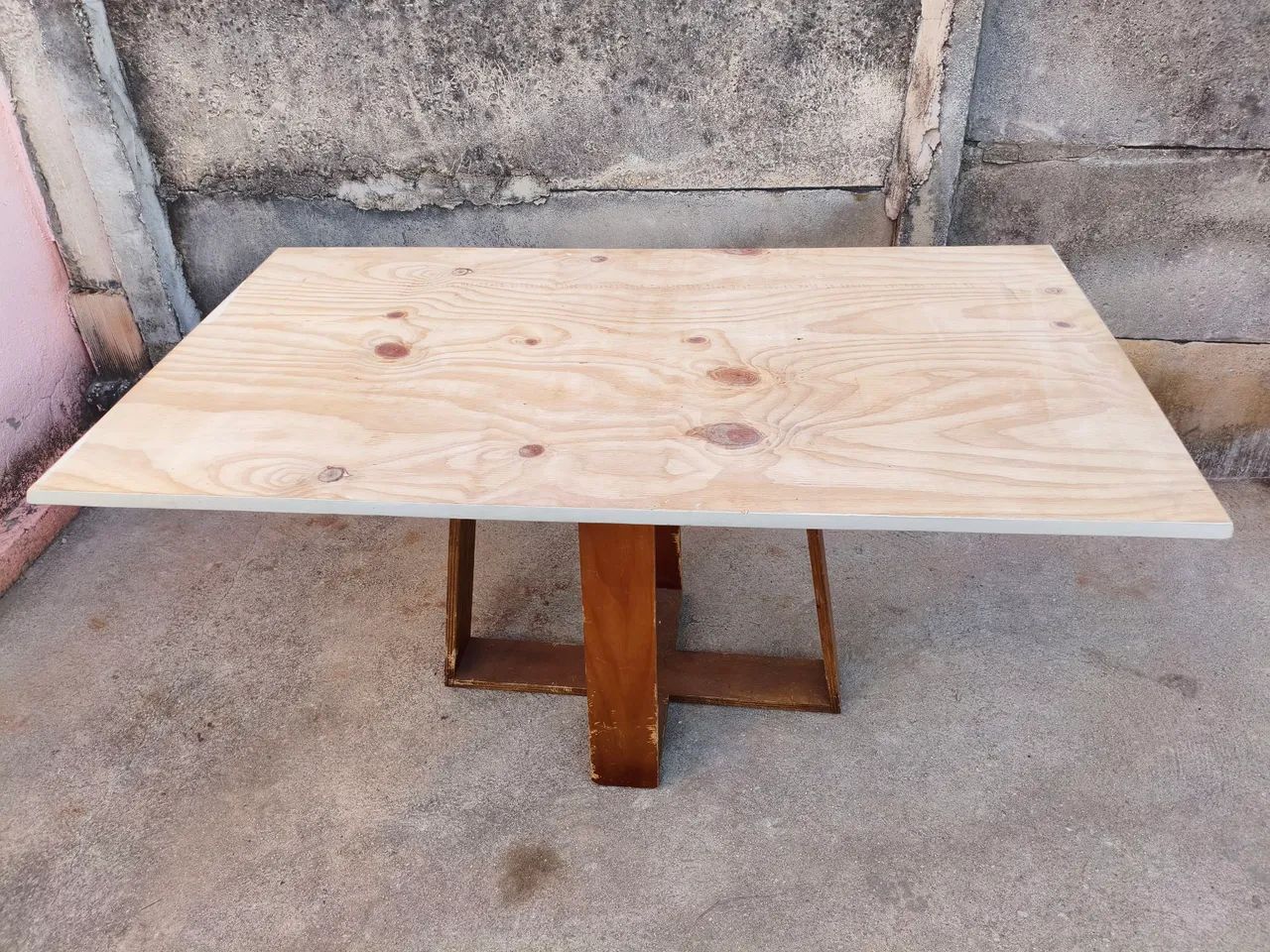 Mesa de madeira de 6 lugares com base solta 