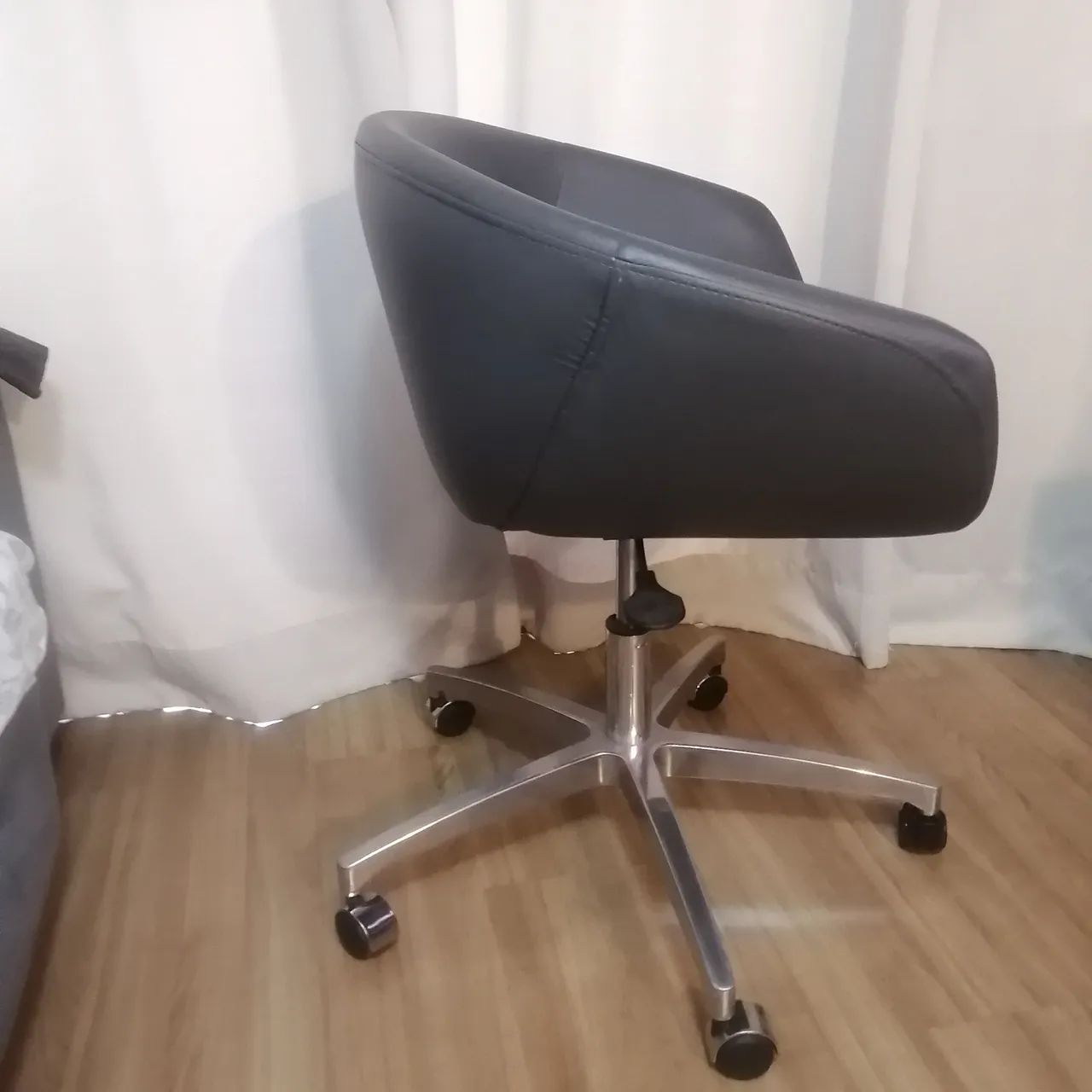 Cadeira moderna em formato de concha acinzentada em corino  - Foto 2