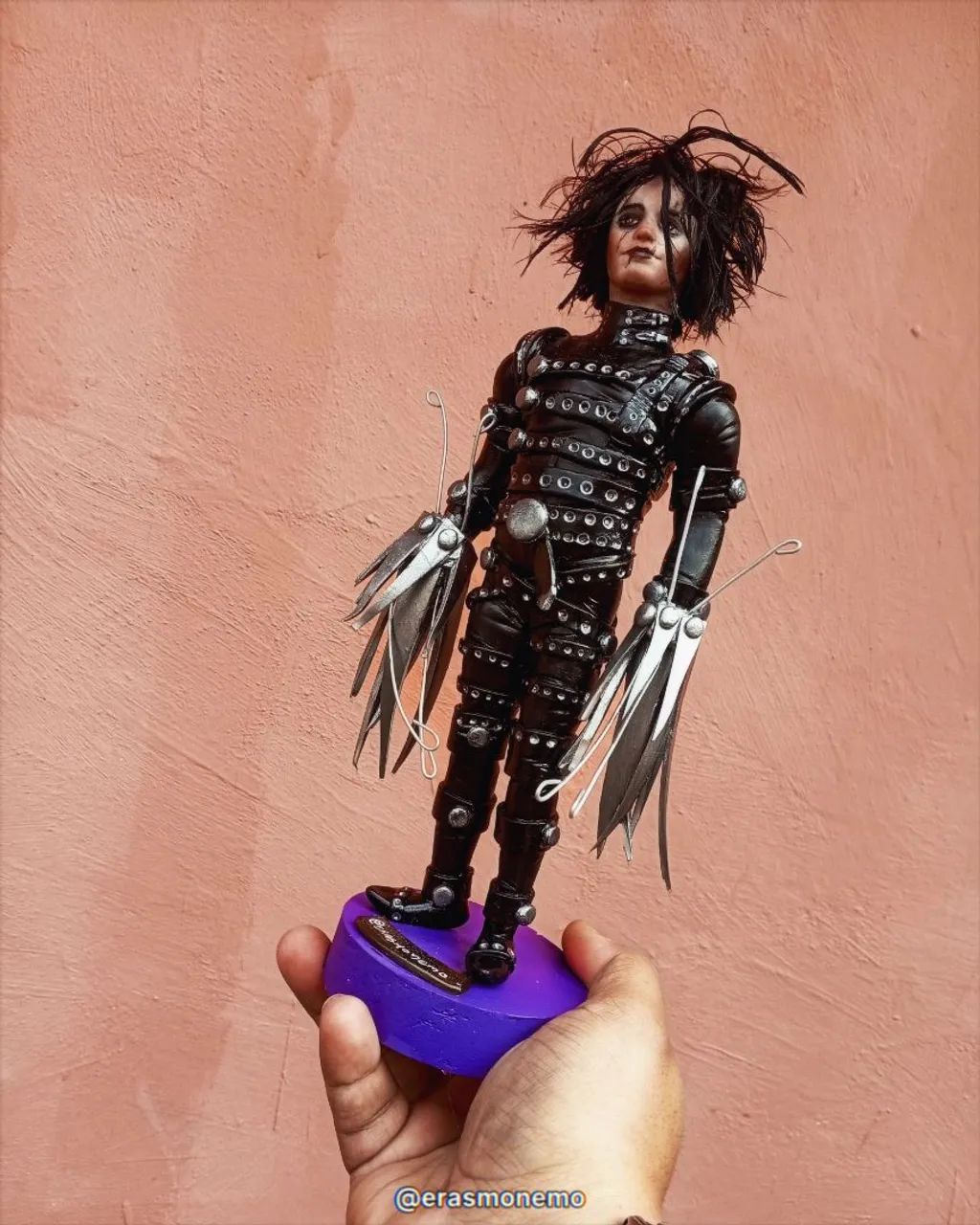 Edward mãos de tesoura boneco  - Foto 3