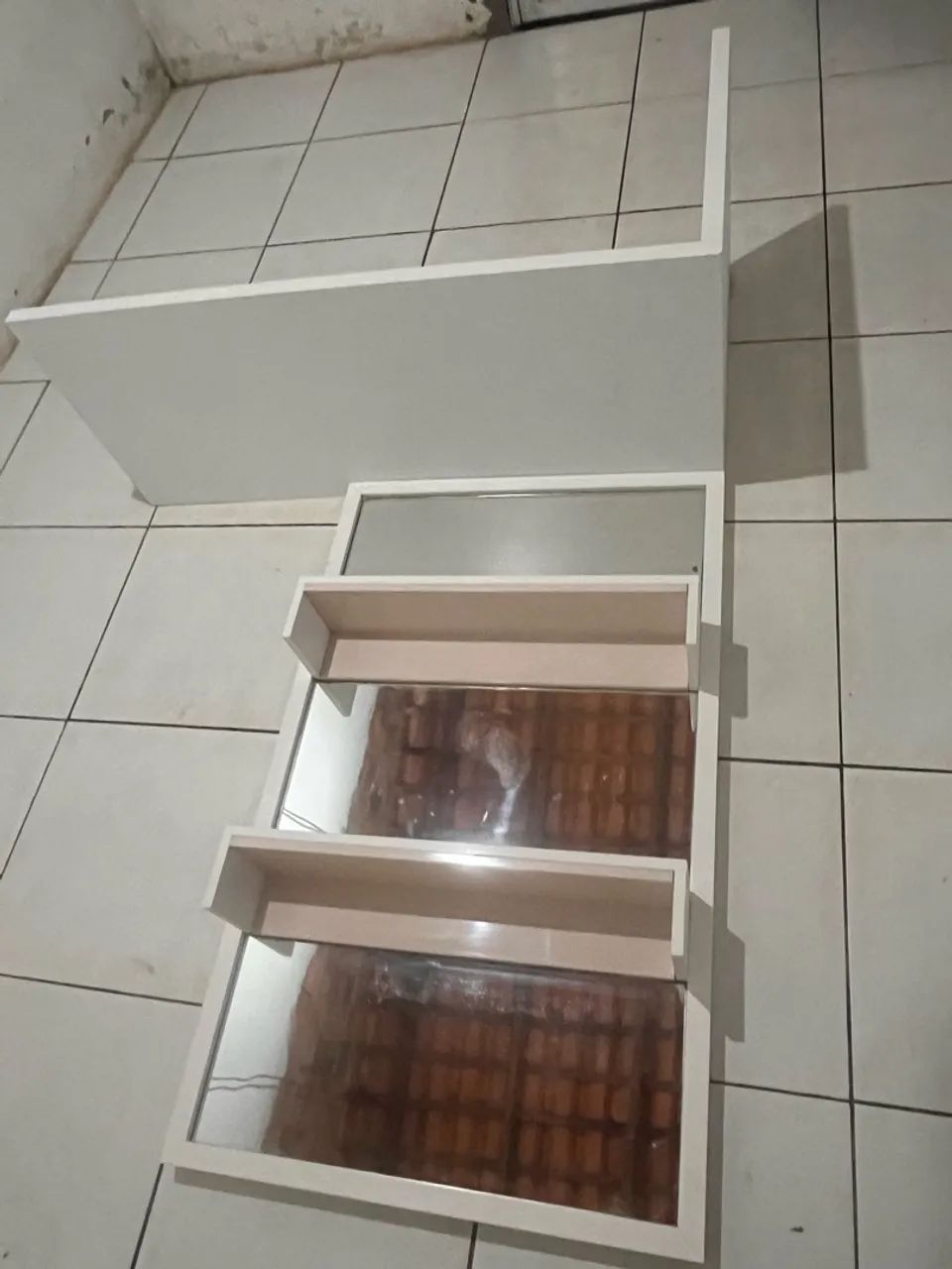 Uma peça de prateleira com espelhos e uma mesa de estudos - Foto 3