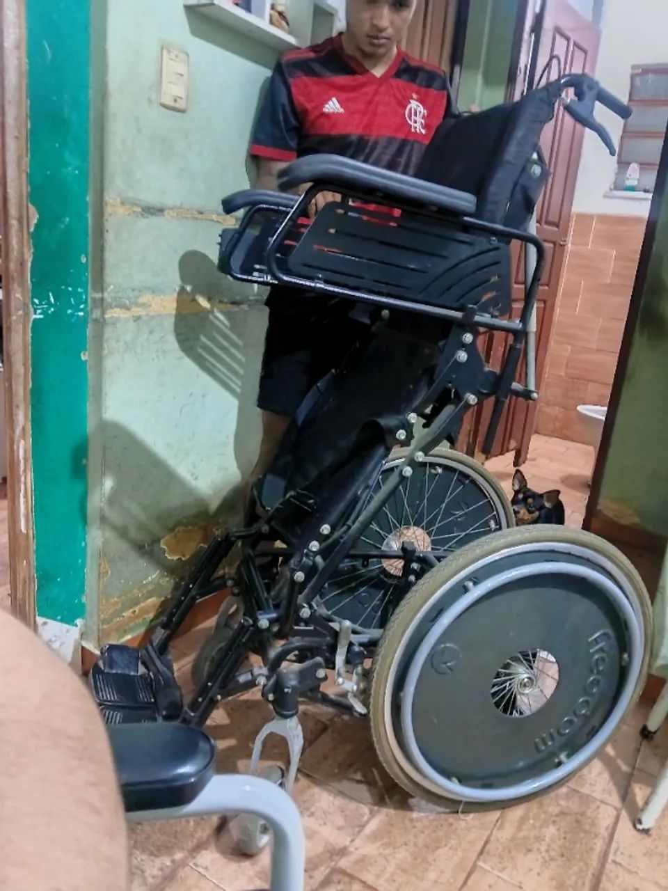 Cadeira de rodas que deixa em pé - Foto 3