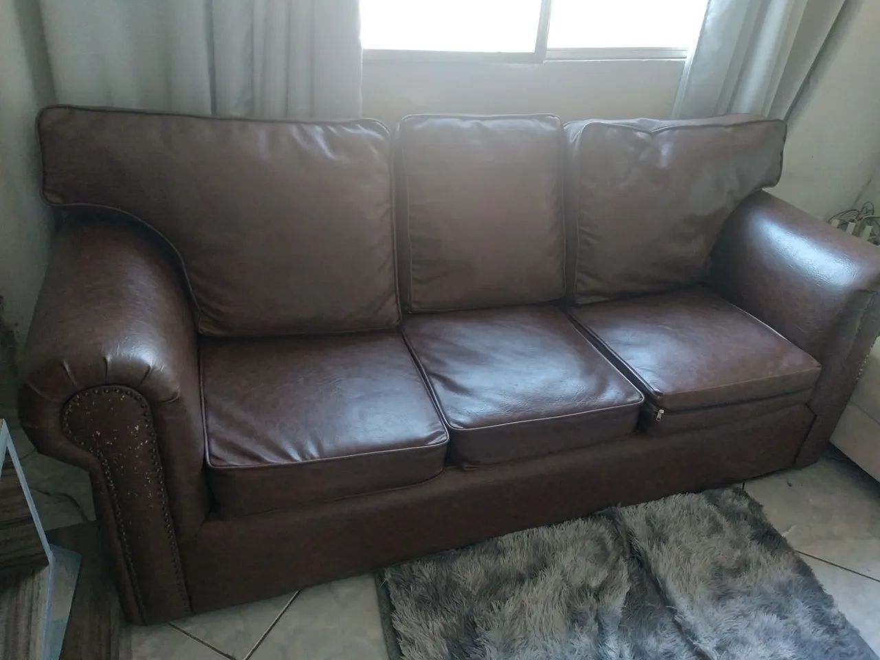 Vende se sófa três lugares bem conservado  - Foto 2