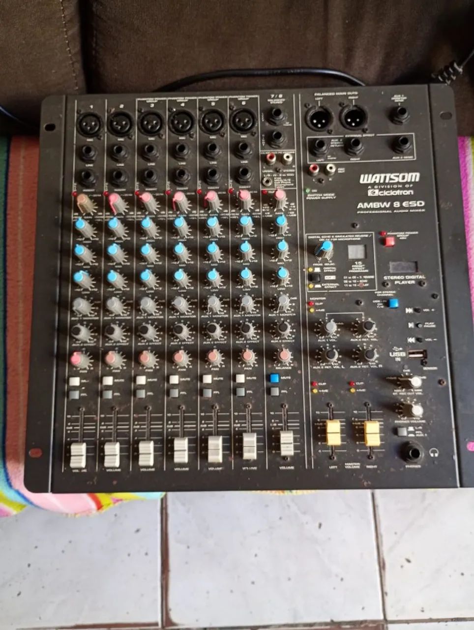 Mesa som ciclotron com pendrive e efeito de vox