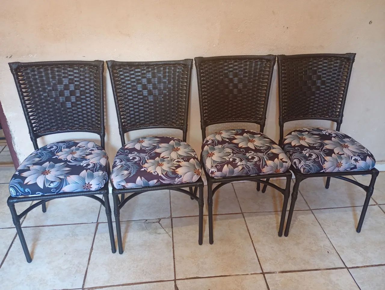 Vendo 4 cadeiras novas de mesa 