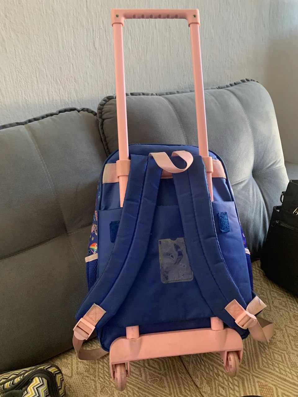 Mochila Escolar Stitch com Rodinhas - Usada | Ótimo Preço - Foto 2