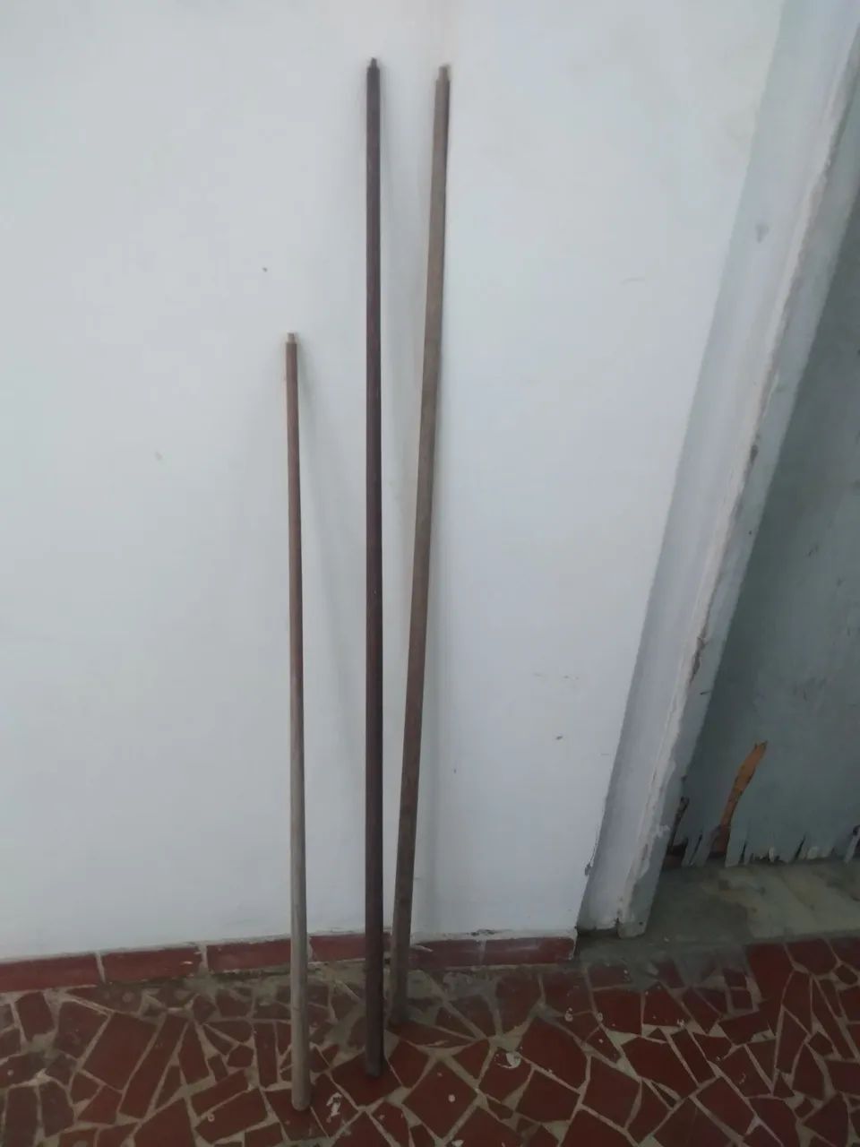 Vendo três tacos de sinuca usados e sem ponteiras