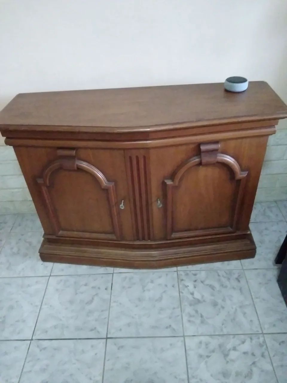Buffet de madeira macissa. 