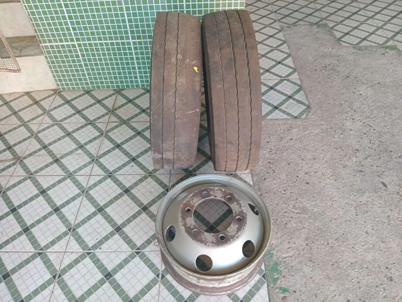 VENDE-SE ARO E PNEU DE MICROÔNIBUS  - Foto 2