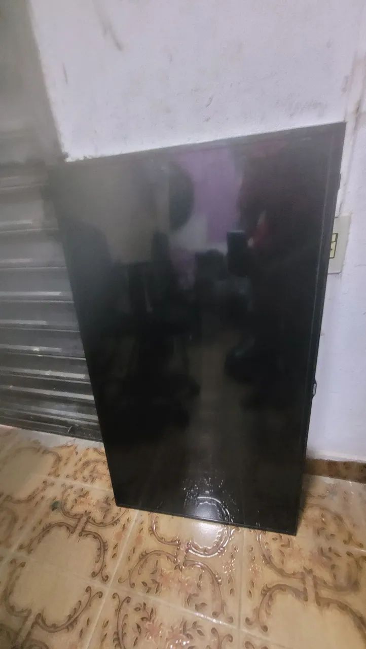 Tv com defeito, para conserto ou retirada de peças 