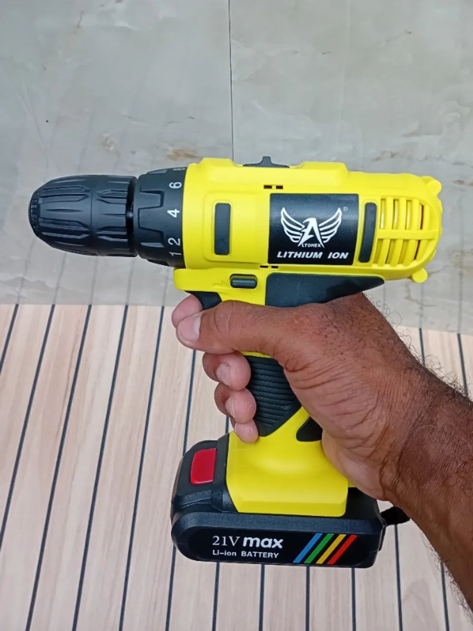 Parafusadeira Furadeira Sem Fio 21V + Kit Completo com Maleta - Foto 3