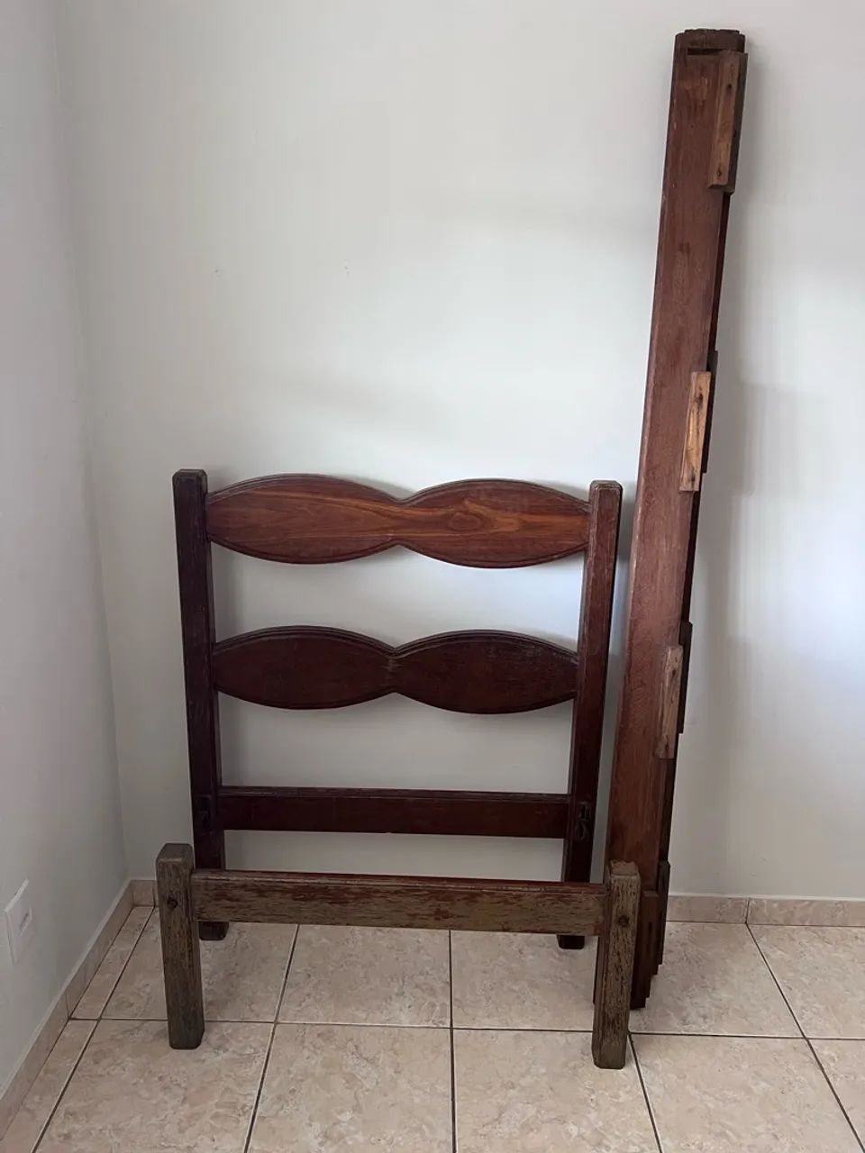 Cama de solteiro de madeira cerejeira 