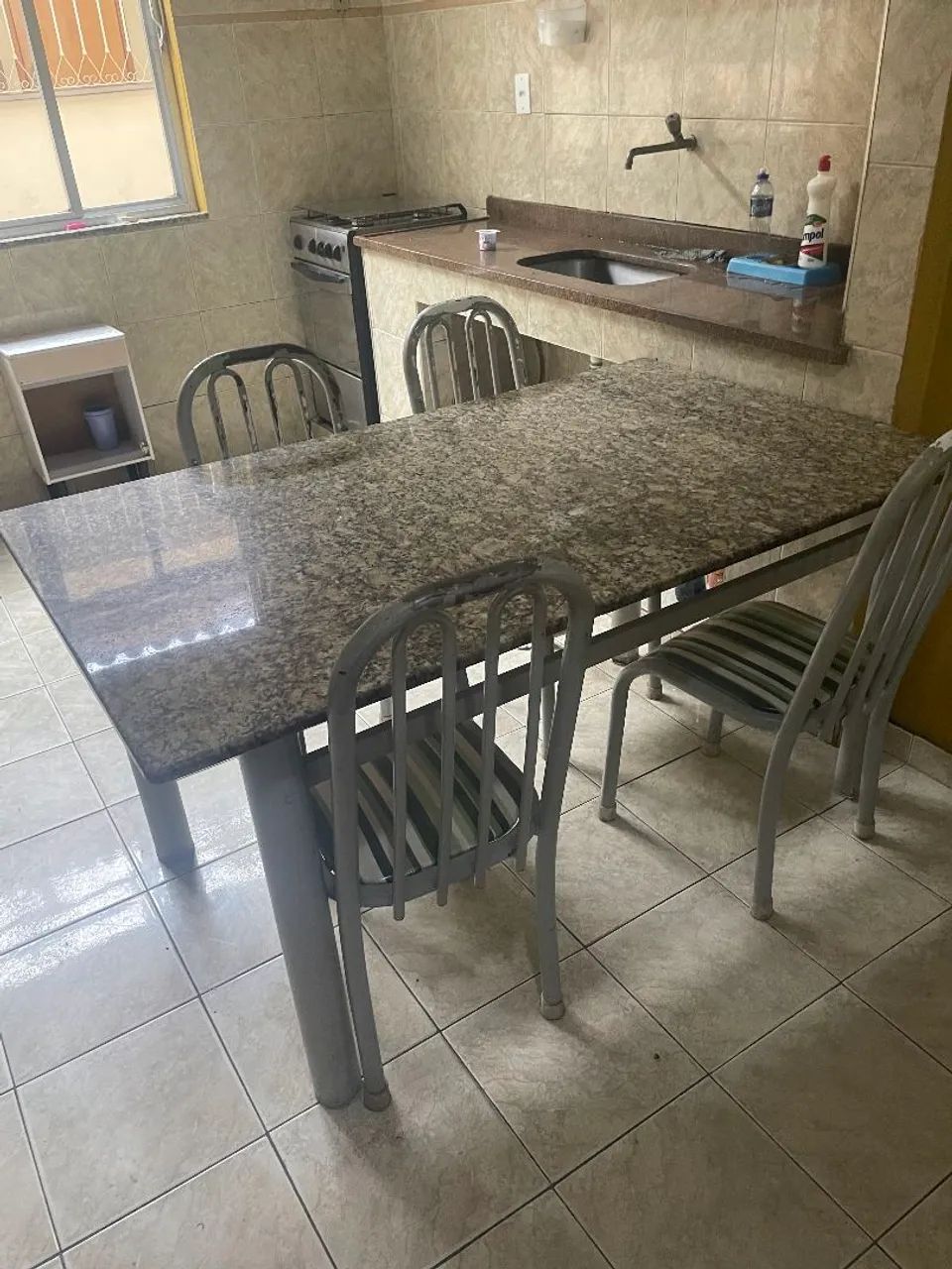 Vendo mesa em Granito com 04 Cadeiras - Foto 3