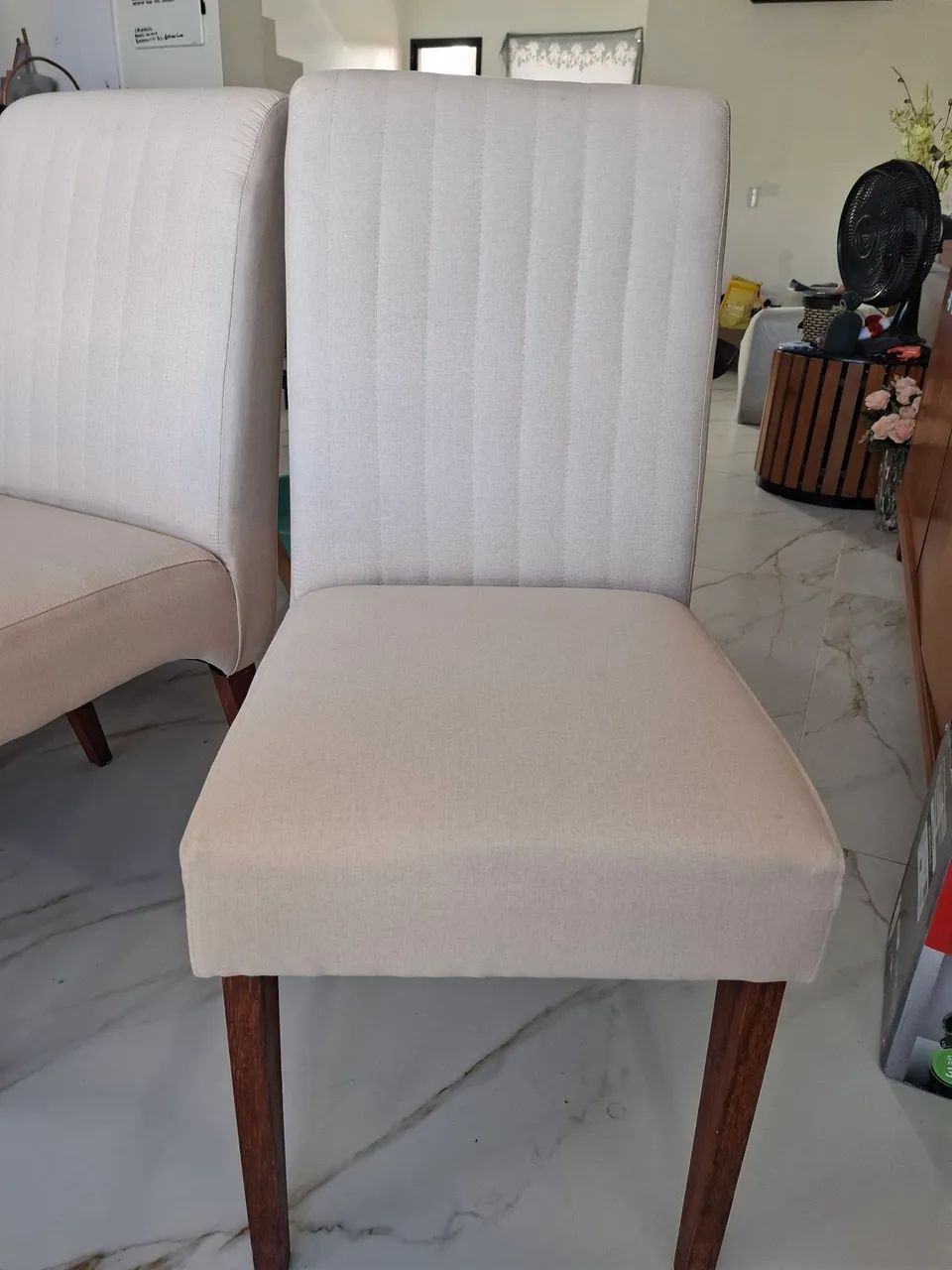 Lindas cadeiras para mesa de jantar. Base em madeira maciça e com tecido e espuma reformad - Foto 2